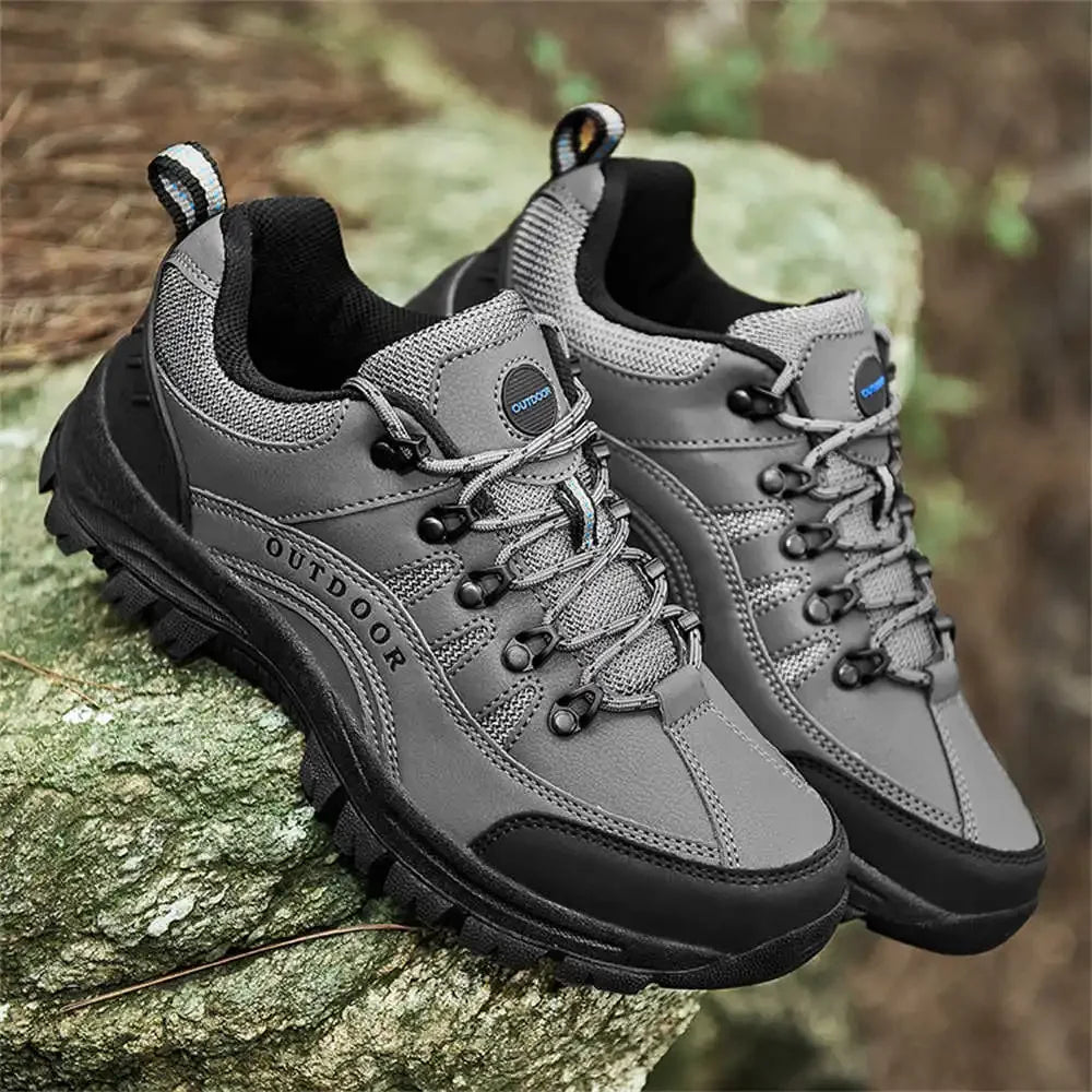 Graue Outdoor-Wanderschuhe, rutschfeste Sohle, atmungsaktiv, robustes Design.