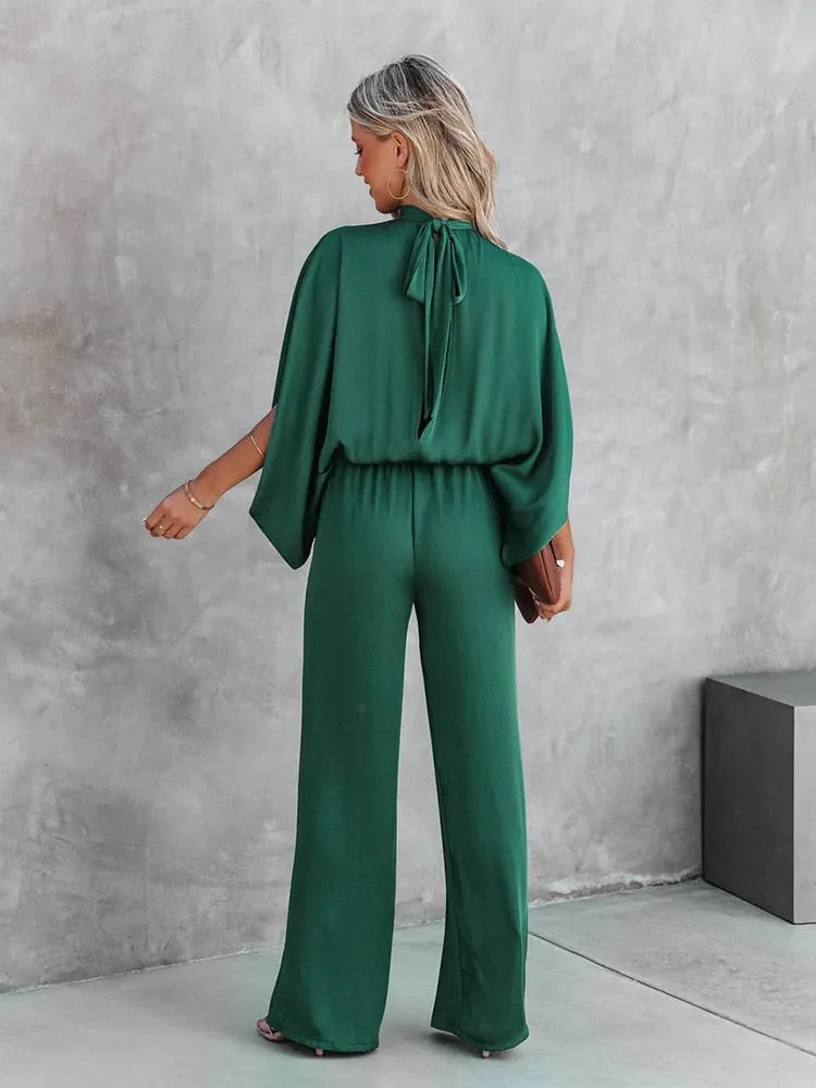 Eleganter grüner Jumpsuit mit weitem Bein und Rückenausschnitt, ideal für stilvolle Anlässe. Damenmode, trendige Einteiler, modische Outfits.