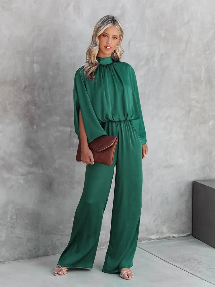Eleganter grüner Jumpsuit für Damen, ideal für Abendveranstaltungen. Stilvoll, modern und bequem. Perfekt kombiniert mit brauner Clutch.