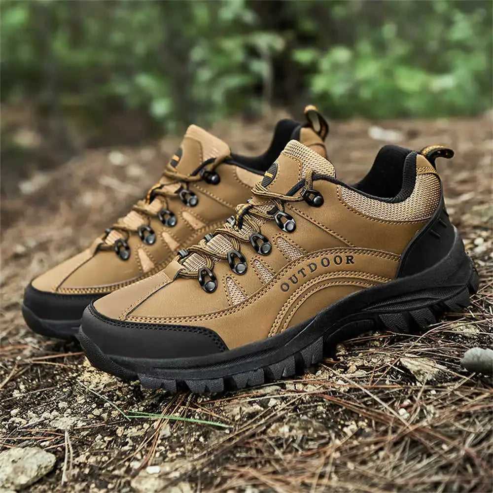 Braune Outdoor-Wanderschuhe, wasserdicht, rutschfest, robustes Design für Herren.