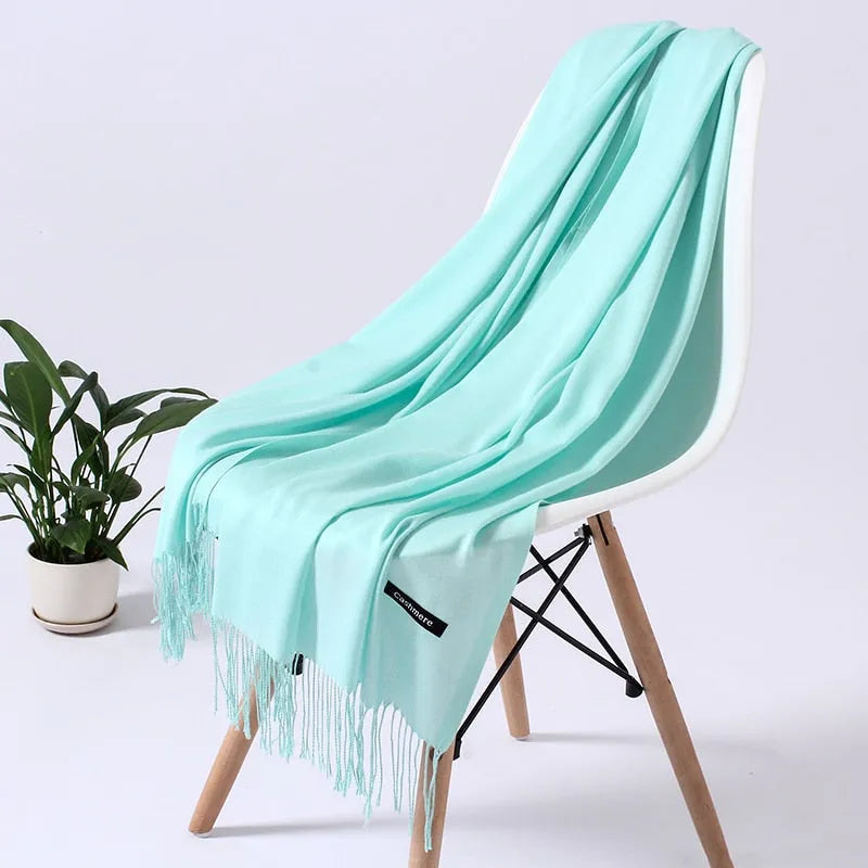 Weicher, mintgrüner Schal auf modernem Stuhl, ideal für stilvolle Wohnkultur. Perfekt als modisches Accessoire oder gemütliche Decke.