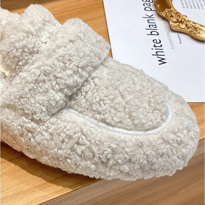 Weicher, flauschiger Hausschuh aus Plüsch auf Holzoberfläche, ideal für gemütliche Winterabende. Perfekt für Komfort und Wärme zu Hause.