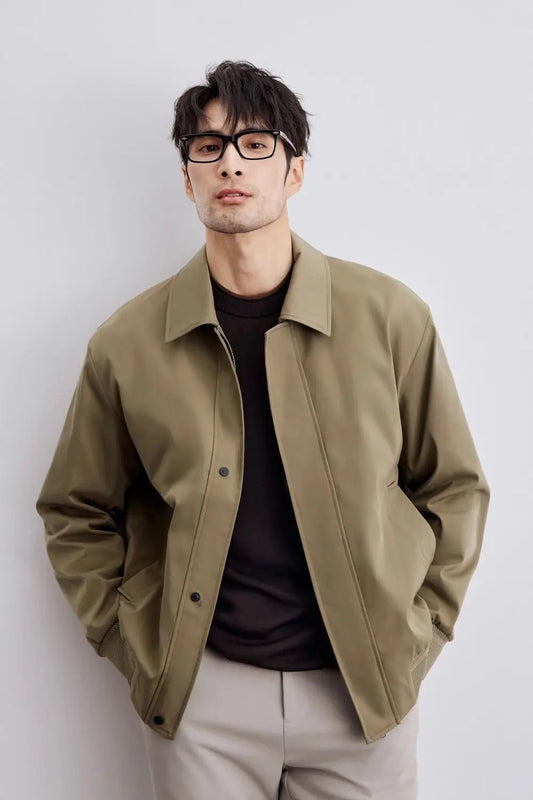Herrenmode: Stilvolle, olivgrüne Jacke mit klassischem Kragen, ideal für Herbst und Winter. Perfekt für lässige und elegante Outfits.