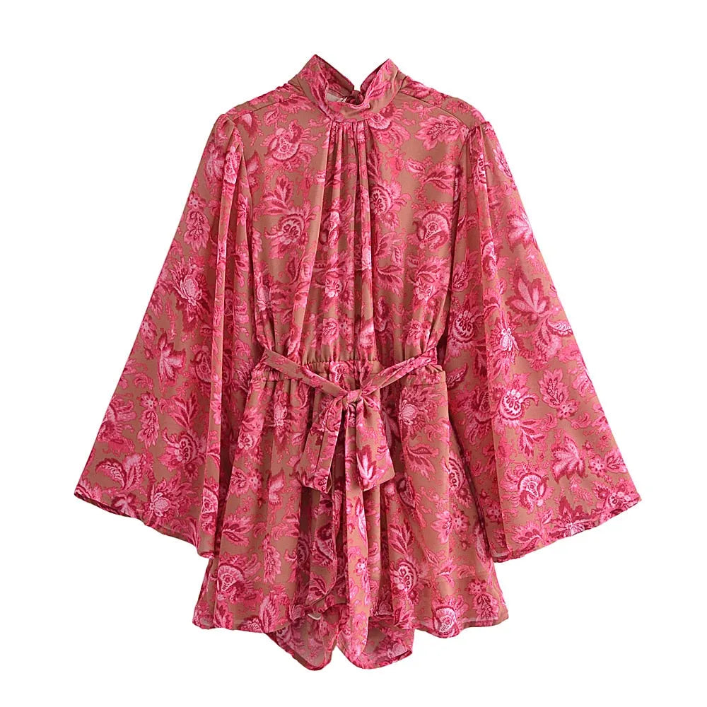 Rosa Damenbluse mit floralem Muster, weiten Ärmeln und Bindegürtel. Perfekt für modische Outfits. Hochwertige Stoffqualität.