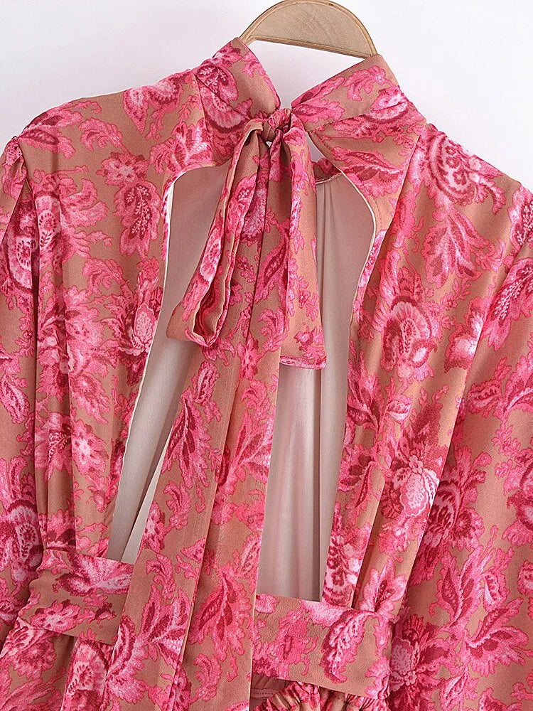 Rosa geblümtes Kleid mit Schleife, elegantes Design, florales Muster, Damenmode, stilvoller Look, ideal für besondere Anlässe.