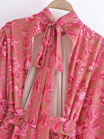 Rosa geblümtes Kleid mit Schleife, elegantes Design, florales Muster, Damenmode, stilvoller Look, ideal für besondere Anlässe.