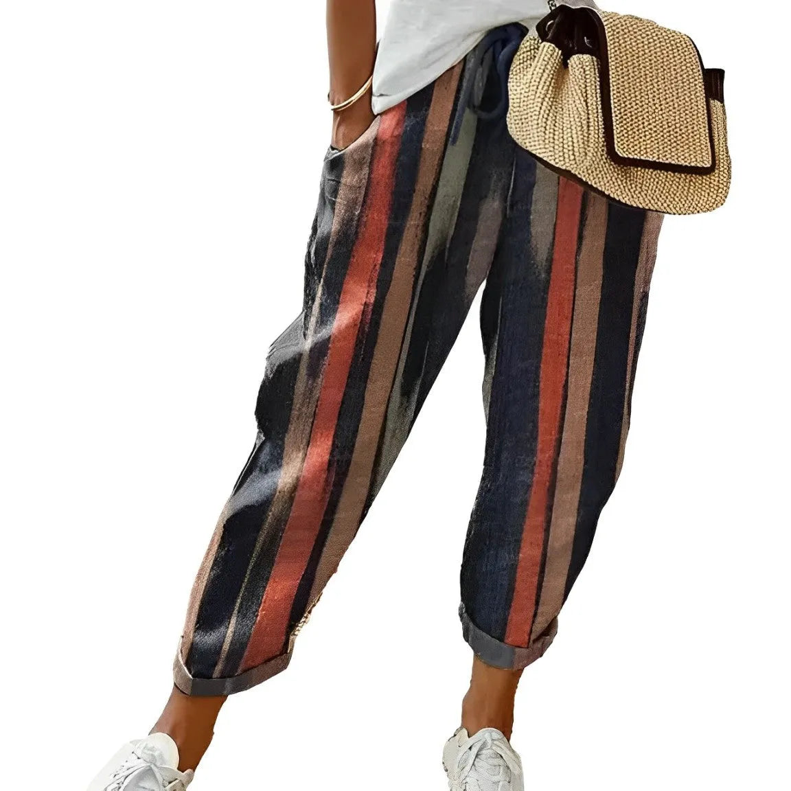 Gestreifte Damenhose in Blau, Rot und Beige, lässig geschnitten, ideal für Freizeitmode. Perfekt kombiniert mit weißem T-Shirt und Sneakers.