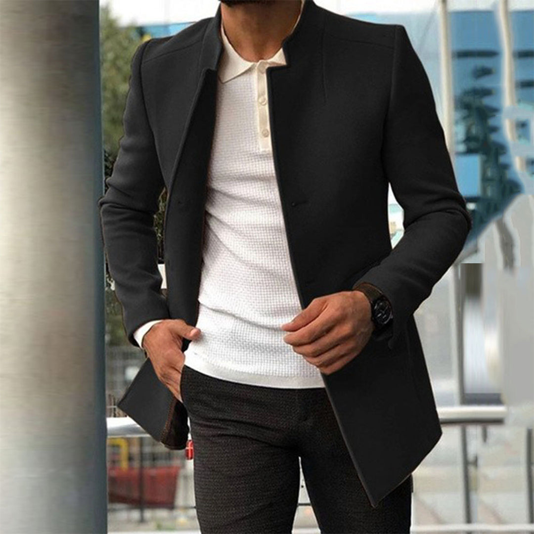 Eleganter Herrenmantel in Schwarz, kombiniert mit weißem Hemd und Armbanduhr. Stilvolle Herrenmode, ideal für Business und Freizeit.