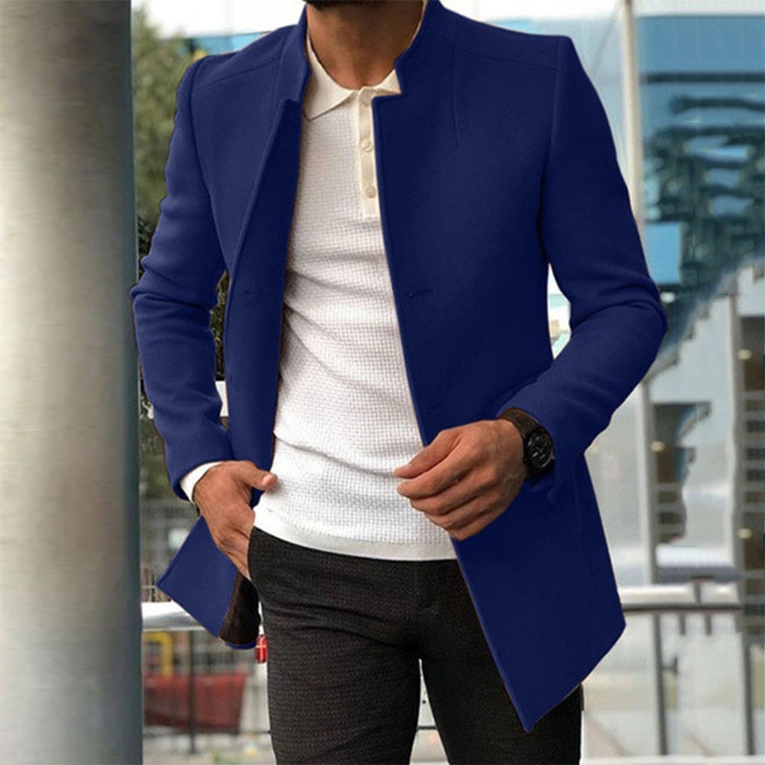 Eleganter Herrenmantel in Blau, kombiniert mit weißem Hemd und schwarzer Hose. Perfekt für stilvolle Business- und Freizeitoutfits.