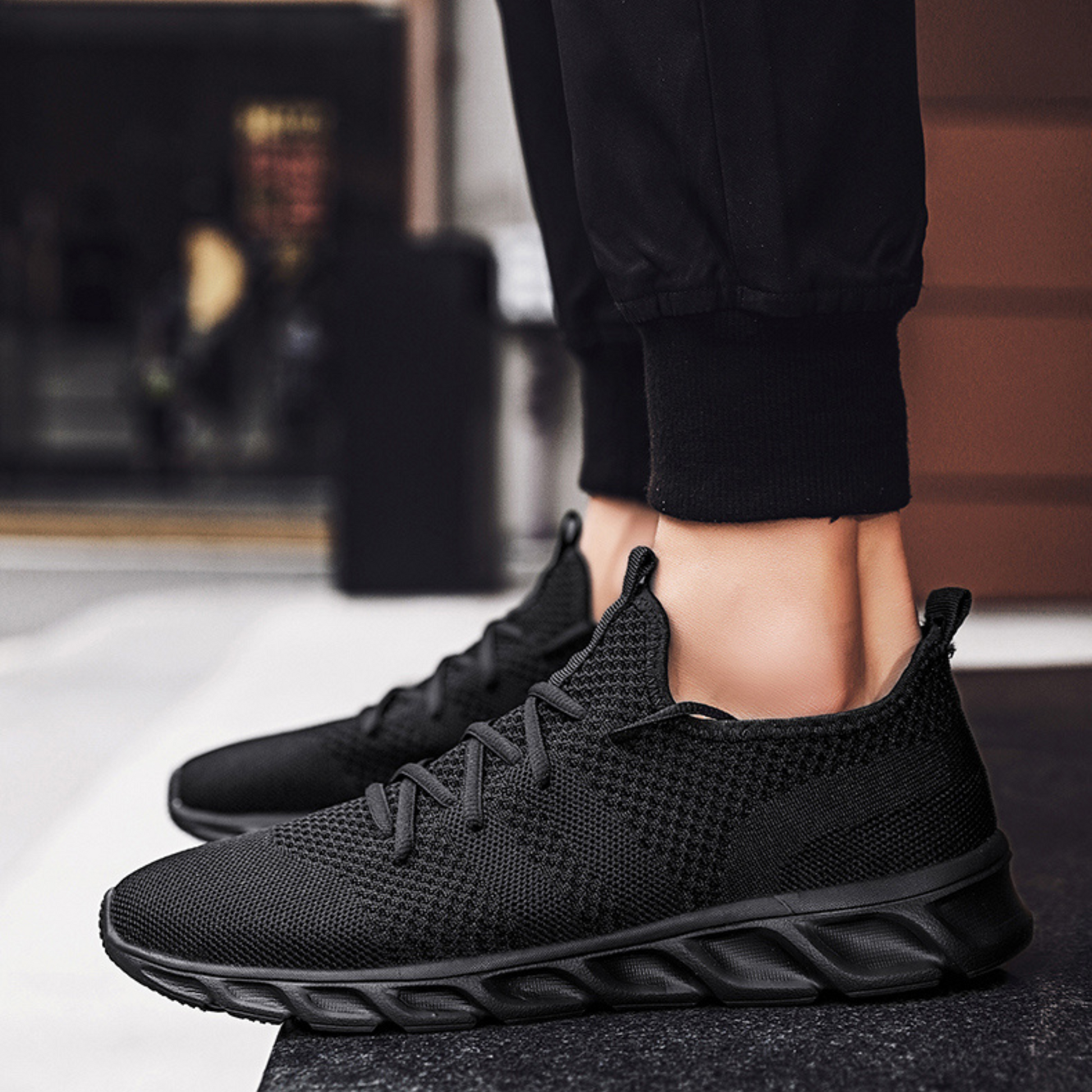 Schwarze Herren-Sneaker, atmungsaktiv, sportlich, Strickmaterial, rutschfeste Sohle.