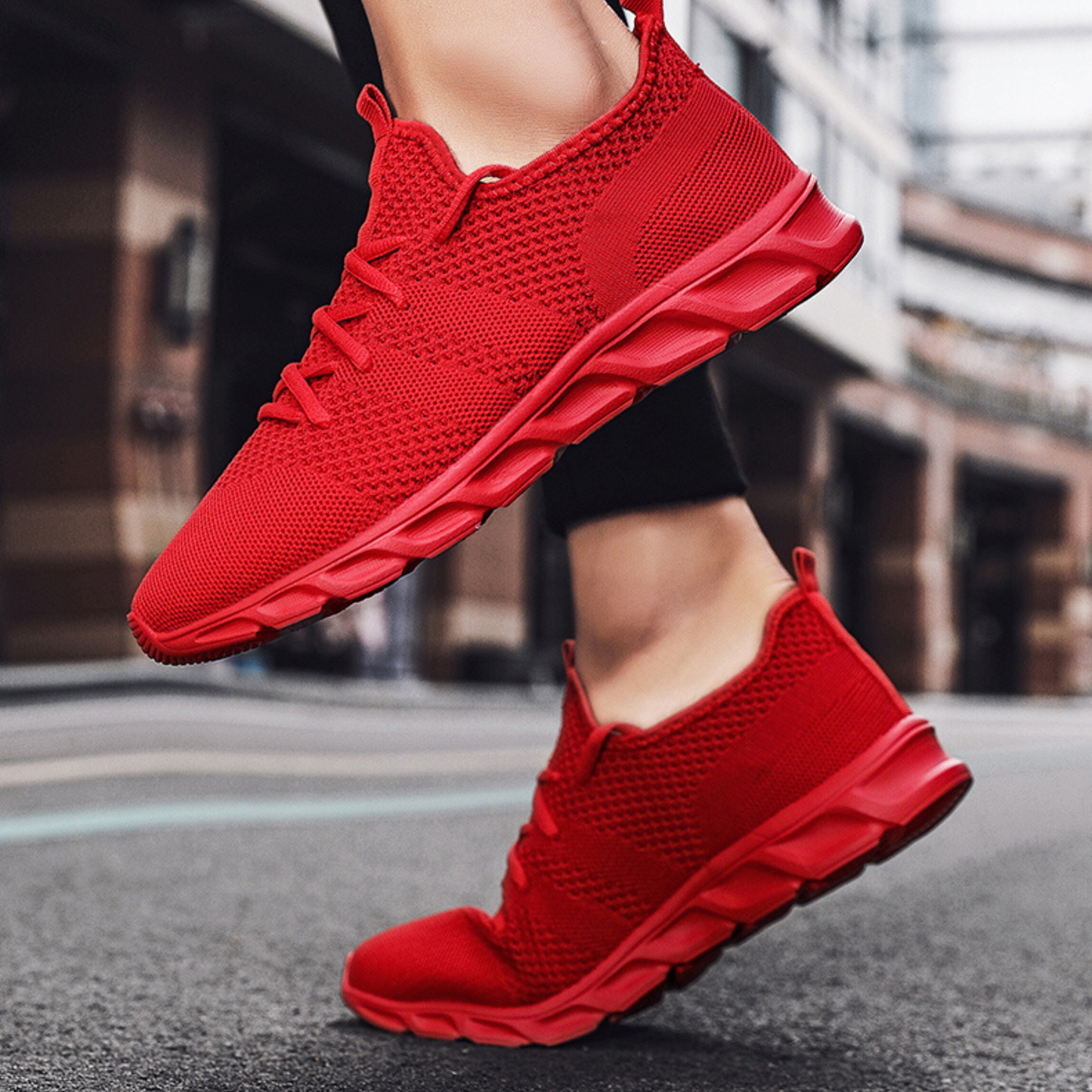 Rote Sportschuhe für Damen, atmungsaktiv, leicht, ideal für Laufen und Fitness.