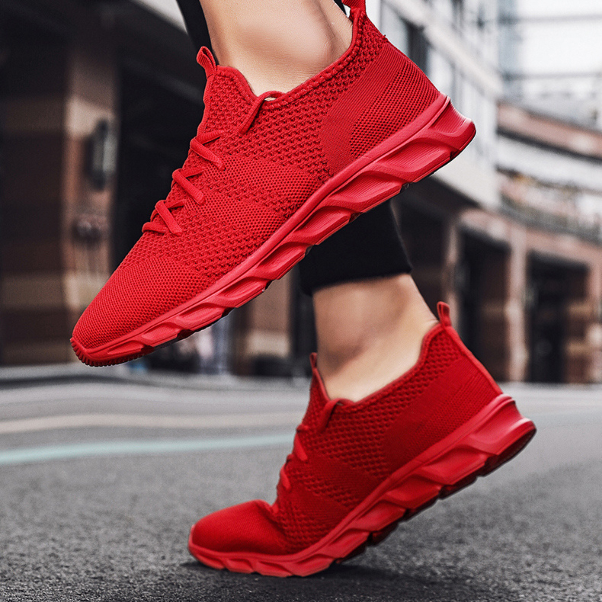 Rote Sportschuhe für Damen, atmungsaktiv, leicht, ideal für Laufen und Fitness.