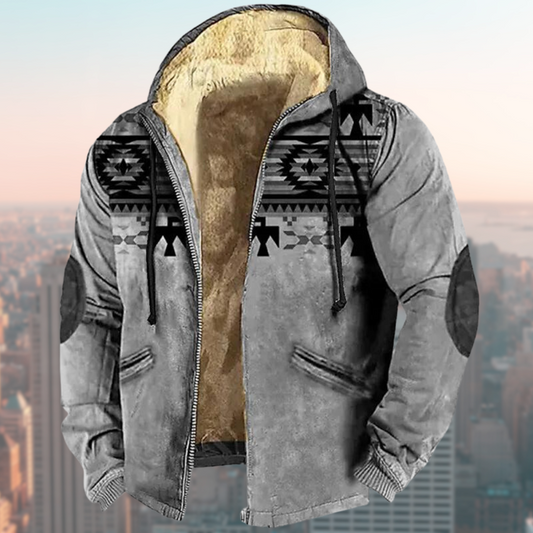 Graue Herrenjacke mit Kapuze, Aztekenmuster und Kunstfellfutter. Perfekt für Wintermode, warm und stilvoll. Ideal für urbane Outfits.