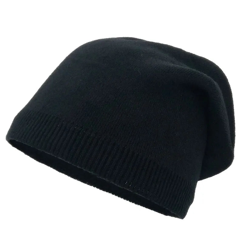 Schwarze Beanie-Mütze aus weichem Strickmaterial, ideal für Herbst und Winter. Modisches Accessoire für Damen und Herren, vielseitig und warm.