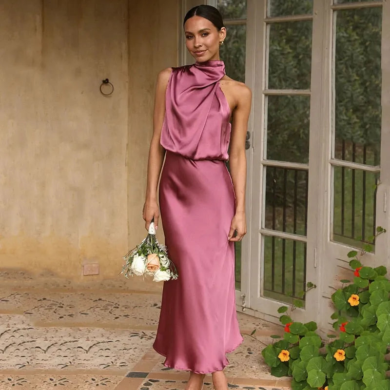 Elegantes, rosafarbenes Satinkleid mit asymmetrischem Ausschnitt, ideal für Hochzeiten oder Abendveranstaltungen. Perfekt für stilvolle Anlässe.