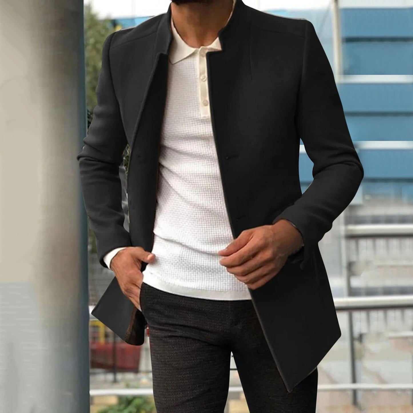 Eleganter schwarzer Herrenmantel, kombiniert mit weißem Hemd und grauer Hose. Stilvolle Mode für Herbst und Winter. Ideal für Business und Freizeit.