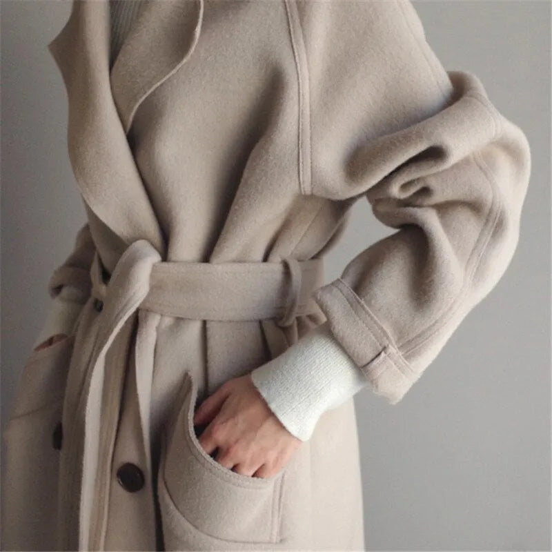 Eleganter beiger Wollmantel mit Gürtel, ideal für Herbstmode. Hochwertige Damenbekleidung, stilvoll und warm. Perfekt für kühle Tage.