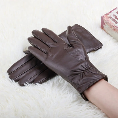 Braune Lederhandschuhe auf weißem Fell, elegant und stilvoll. Perfekt für Herbst und Winter. Hochwertige Materialien, zeitloses Design.