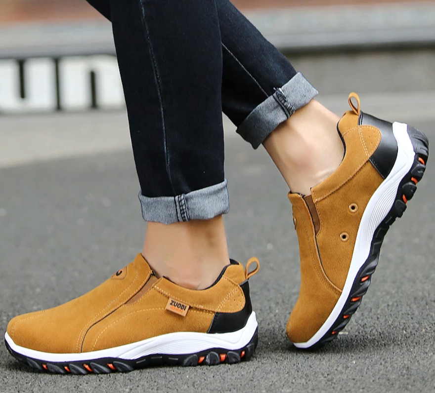 Braune Herren-Sneaker aus Wildleder, rutschfeste Sohle, lässig, bequem, modisch.