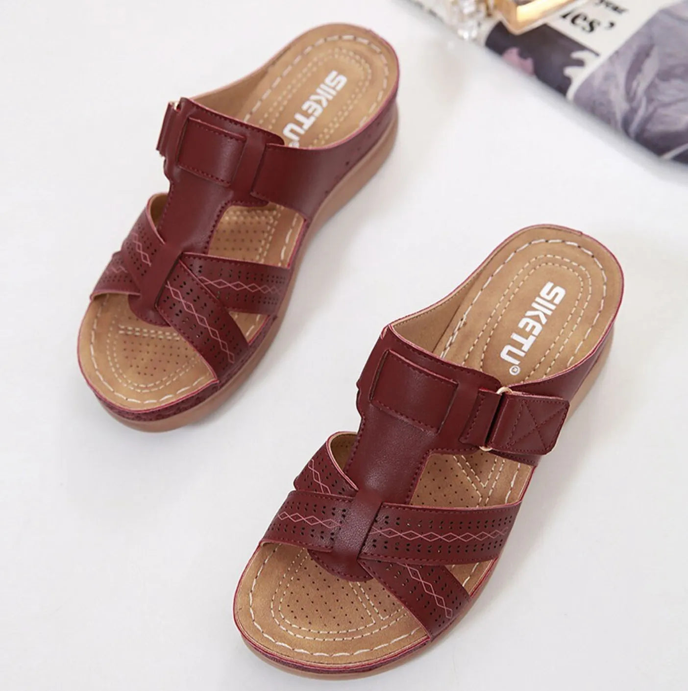 Damen Sandalen in Braun, bequemes Design mit Riemen, ideal für Sommermode. Perfekt für Freizeit und Alltag. Hochwertige Materialien.