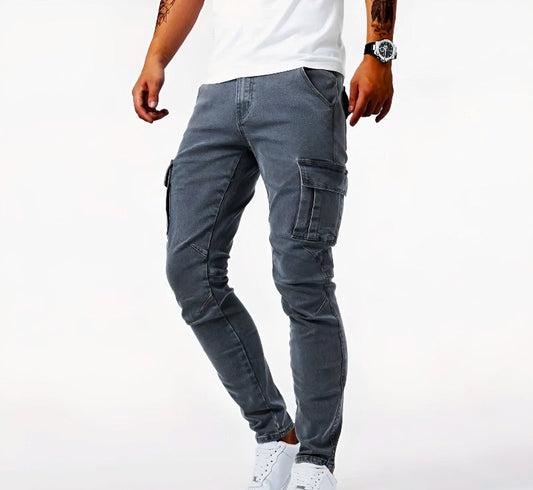 Graue Cargo-Jeans für Herren, schlank geschnitten, mit Taschen, kombiniert mit weißen Sneakers.