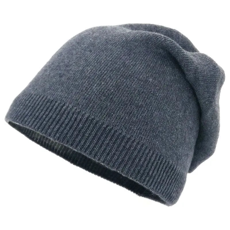 Graue Strickmütze aus weichem Material, ideal für Herbst und Winter. Modisches Accessoire, das Wärme und Stil vereint. Perfekt für kalte Tage.