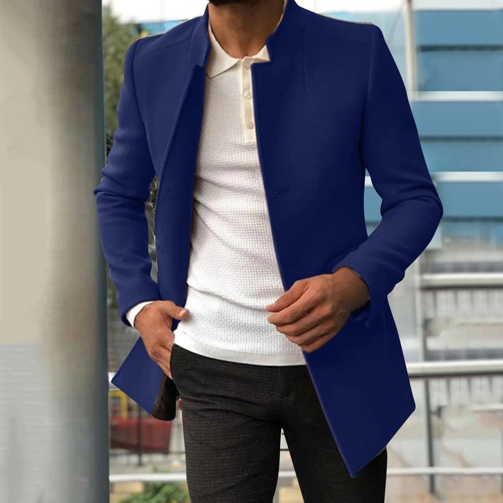 Eleganter blauer Herrenmantel, kombiniert mit weißem Hemd und grauer Hose. Perfekt für stilvolle Business- und Freizeitoutfits.