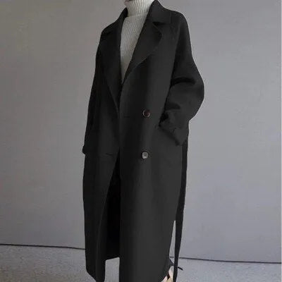 Eleganter schwarzer Damenmantel, knielang, mit Knopfleiste und Gürtel. Perfekt für Herbstmode, zeitloser Stil, hochwertige Materialien.