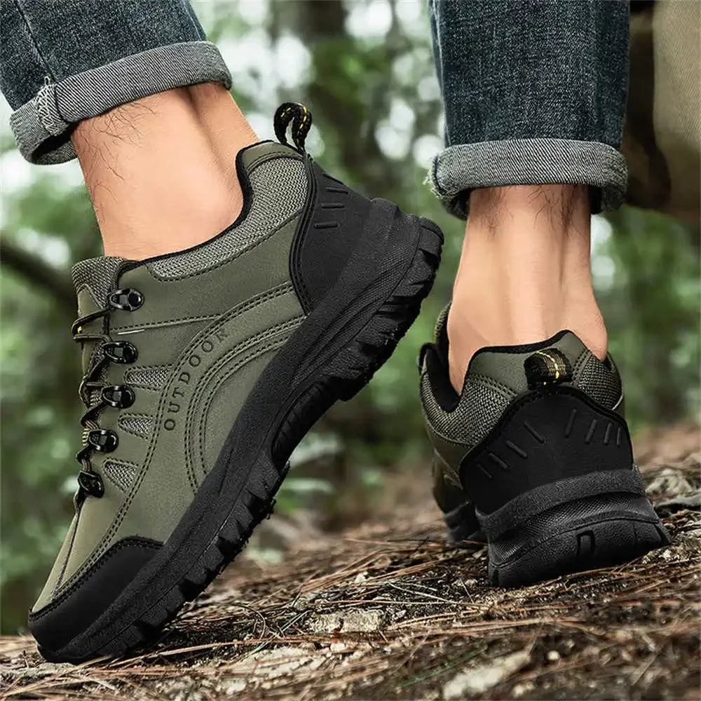 Grüne Outdoor-Wanderschuhe für Herren, rutschfeste Sohle, robustes Design, ideal für Trekking.