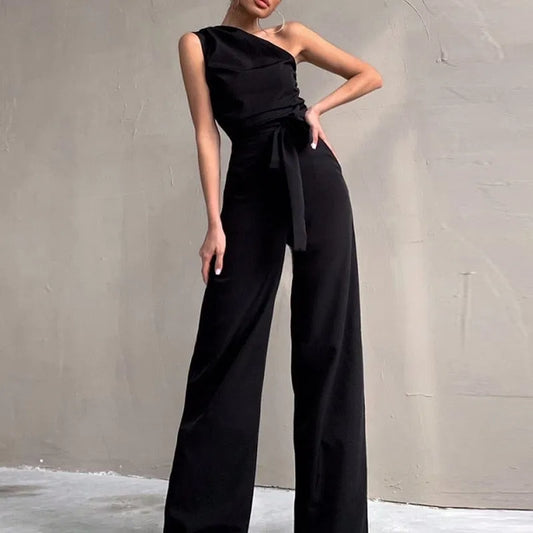 Eleganter schwarzer Ein-Schulter-Jumpsuit für Damen, ideal für Abendmode. Stilvoll, modern und perfekt für besondere Anlässe.