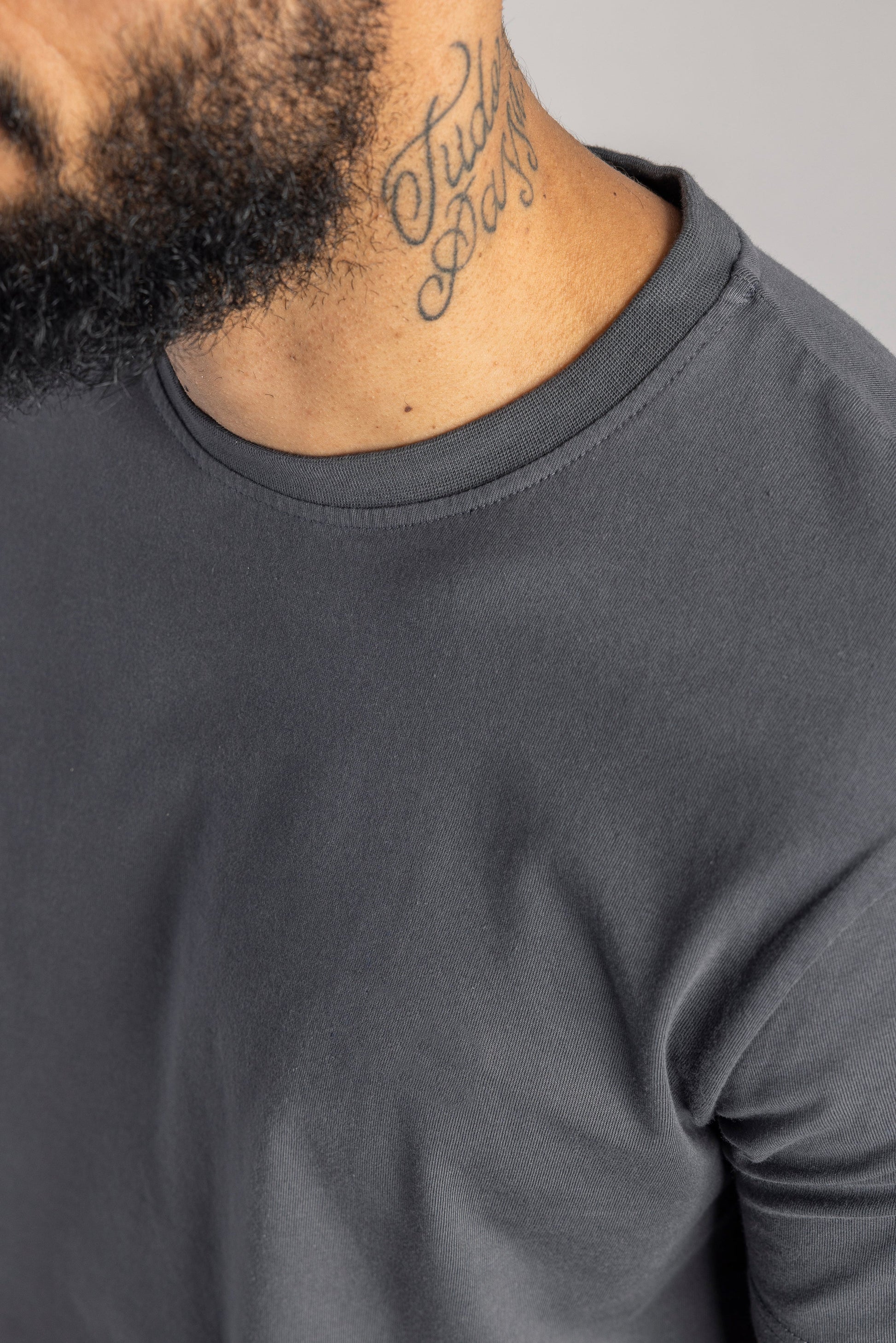 Graues Herren-T-Shirt aus Baumwolle, Rundhalsausschnitt, lässiger Stil, Nahaufnahme.