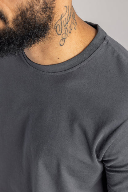 Graues Herren-T-Shirt aus Baumwolle, Rundhalsausschnitt, lässiger Stil, Nahaufnahme.