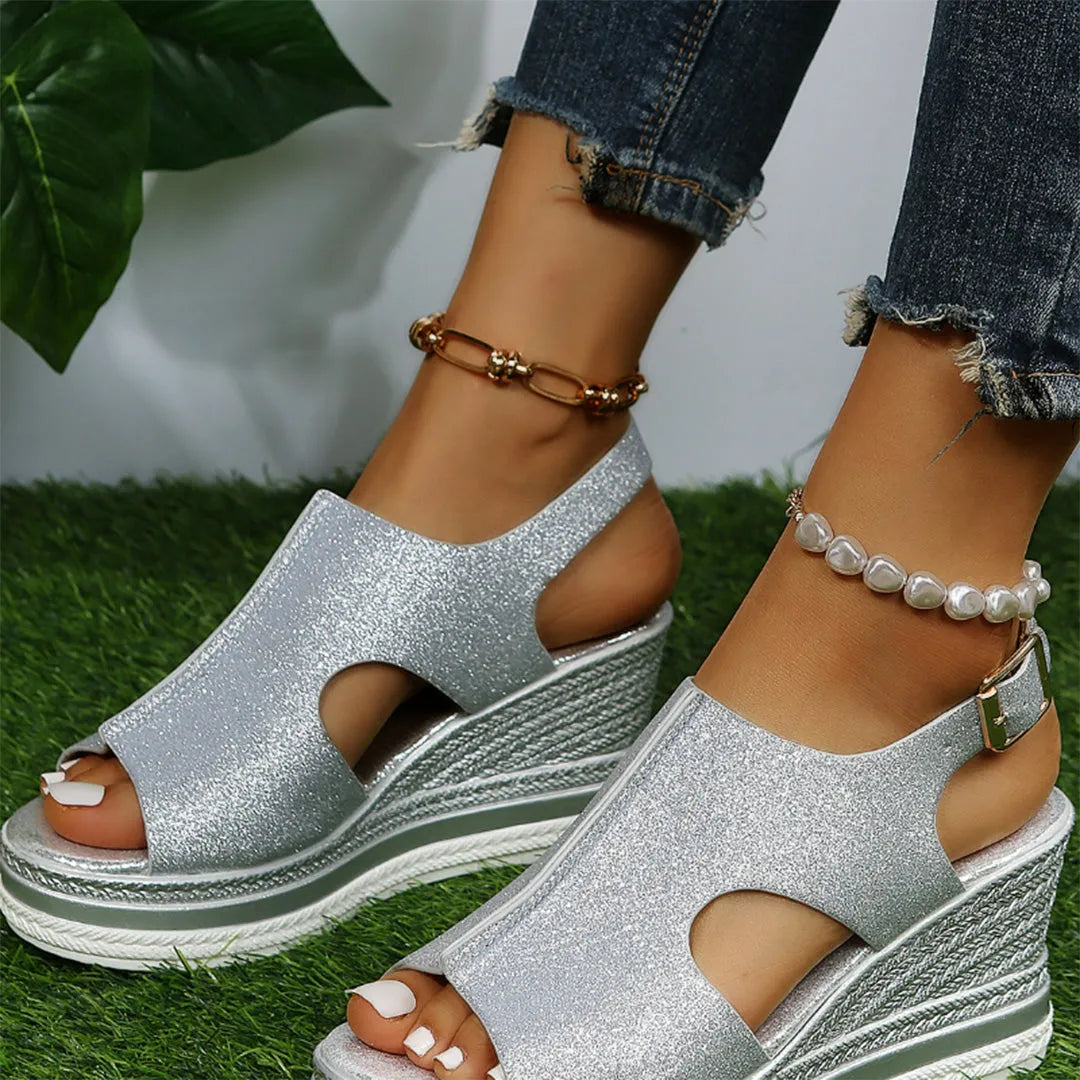 Silberne Keilsandalen mit Glitzer, offener Zehenpartie und verstellbarem Knöchelriemen, ideal für Sommermode und elegante Anlässe.