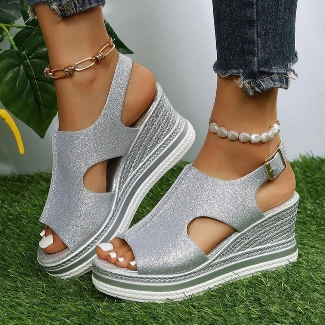 Silberne Keilsandalen mit Plateau, offenem Zehenbereich und verstellbarem Riemen. Perfekt für Sommermode und elegante Freizeitlooks.