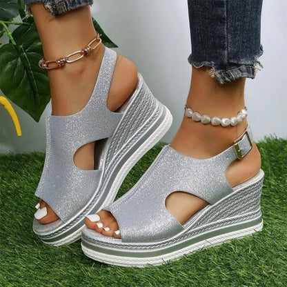 Silberne Keilsandalen mit Plateau, offenem Zehenbereich und verstellbarem Riemen. Perfekt für Sommermode und elegante Freizeitlooks.