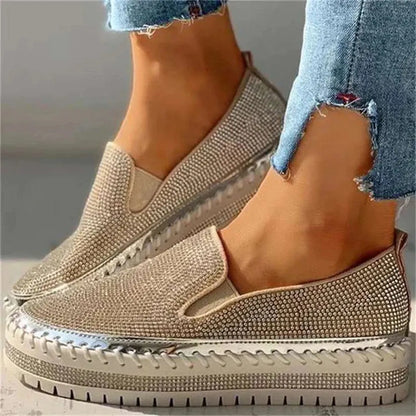 Silberne Damen-Slipper mit Strasssteinen, modisch und bequem, ideal für Freizeit und Alltag. Glitzernde Schuhe, perfekte Kombination aus Stil und Komfort.