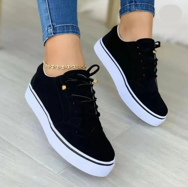 Schwarze Damen-Sneaker, flach, vielseitig, mit Schnürung. Perfekt für Frühling, modisch und bequem. Ideal für Freizeit und Sport.