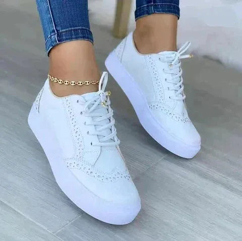Damen-Sneaker 2023: Weiße, flache, vielseitige Turnschuhe mit Schnürung. Perfekt für Frühling, Mode und sportlichen Stil.