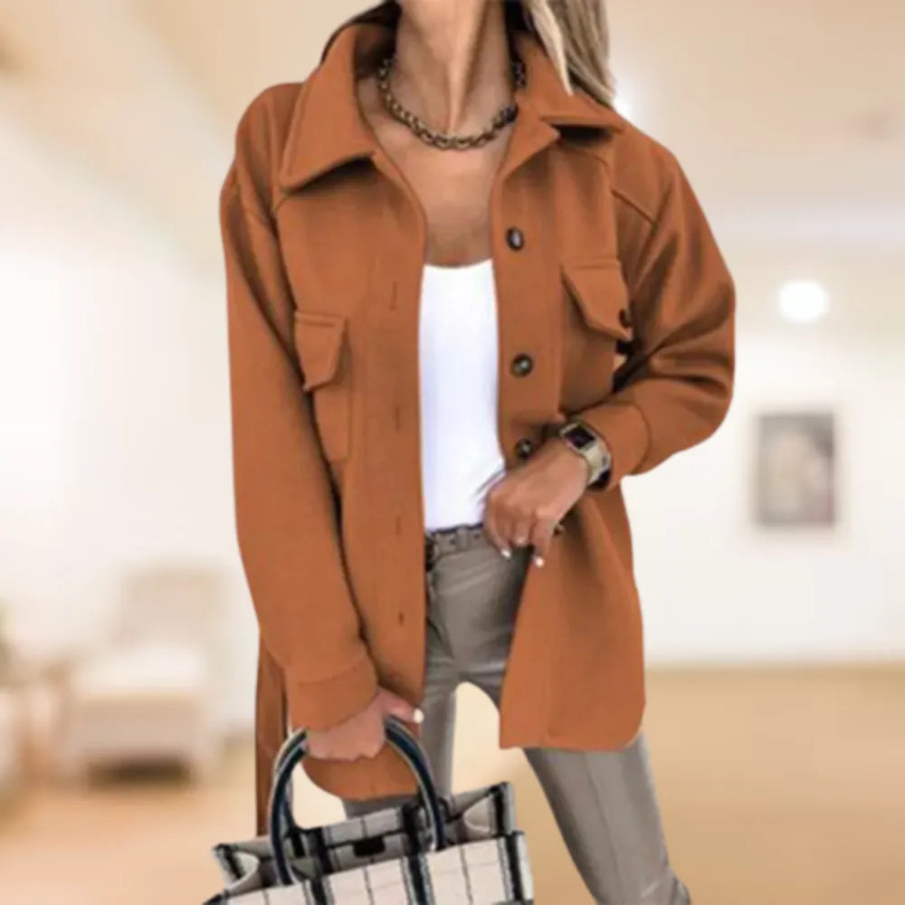 Damenmode: Elegante braune Jacke mit Knopfleiste, kombiniert mit weißem Top und kariertem Tasche. Perfekt für stilvolle Herbst-Outfits.
