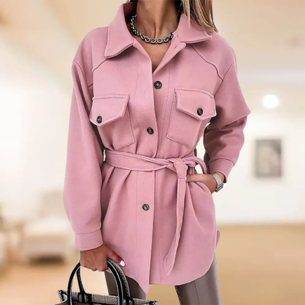Damenmode: Eleganter rosa Mantel mit Gürtel, Knopfleiste und Brusttaschen. Perfekt für stilvolle Herbst- und Winteroutfits. Trendige Oberbekleidung.