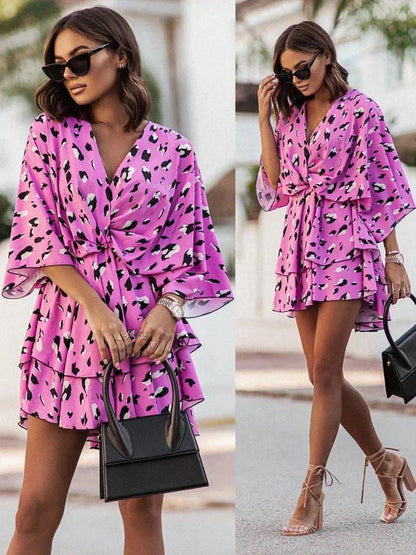 Feminines Minikleid mit V-Ausschnitt und floralem Print, ideal für Sommermode. Perfekt für stilvolle Anlässe. Trendige Damenmode 2023.