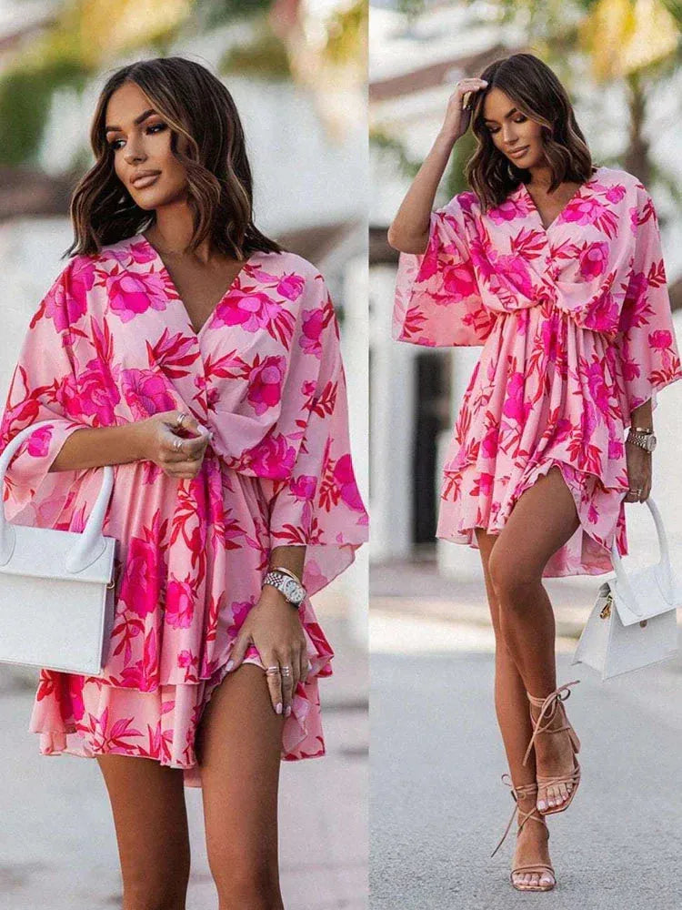 Kurzes Damenkleid mit floralem Print, V-Ausschnitt und langen Ärmeln. Perfekt für Sommermode, stilvoll und feminin.