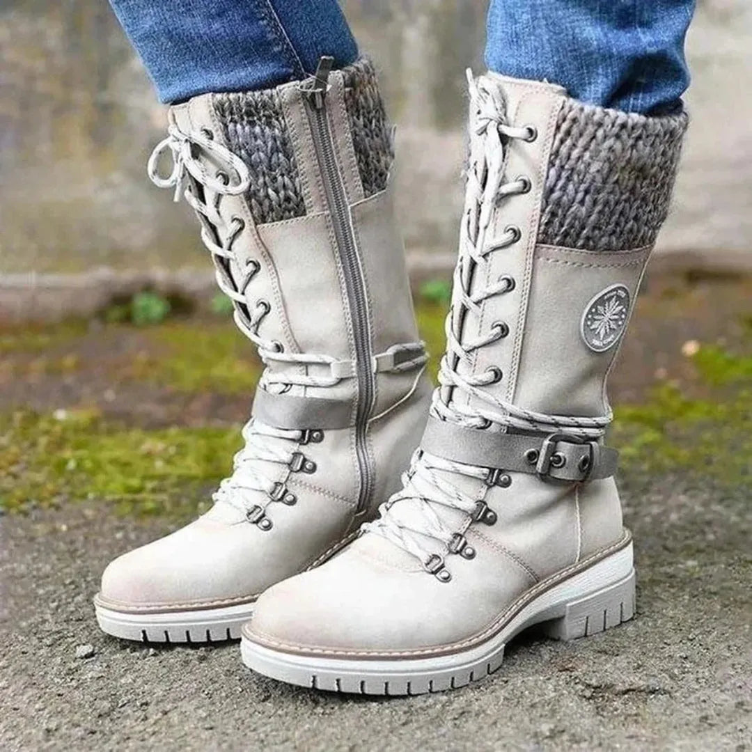 Damen Winterstiefel in Weiß mit Schnürung und Reißverschluss, gefüttert, rutschfeste Sohle, ideal für kalte Tage, modisch und funktional.