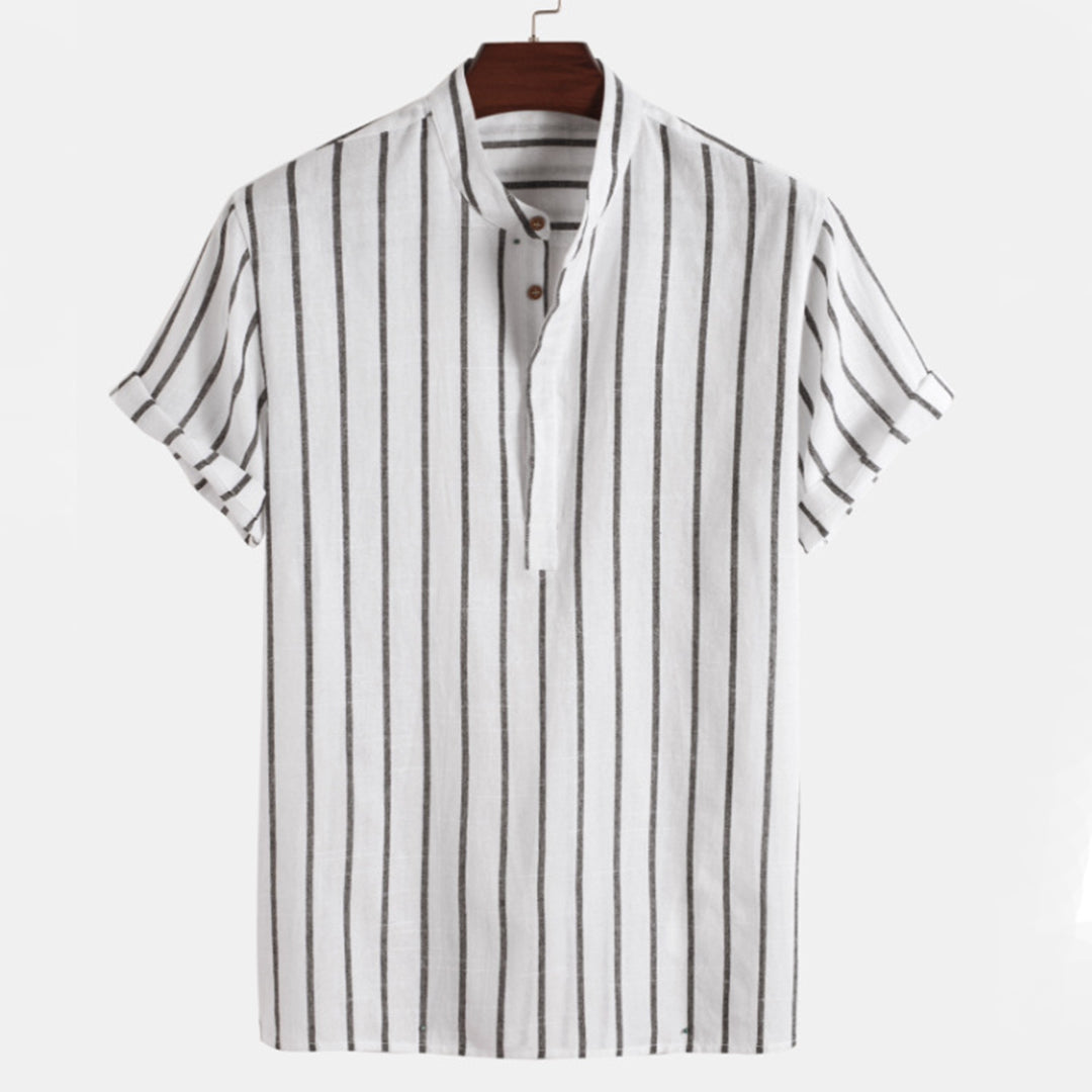 Weißes Herrenhemd mit schwarzen Streifen, Stehkragen und kurzen Ärmeln. Perfekt für Sommermode, lässiger Look, atmungsaktiver Stoff.
