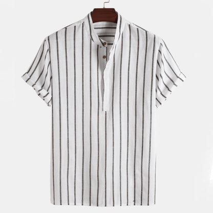 Weißes Herrenhemd mit schwarzen Streifen, Stehkragen und kurzen Ärmeln. Perfekt für Sommermode, lässiger Look, atmungsaktiver Stoff.