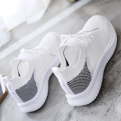 Weiße Sneaker mit gestricktem Obermaterial und wellenförmiger Sohle, ideal für Sport und Freizeit. Bequeme, atmungsaktive Turnschuhe für Damen und Herren.