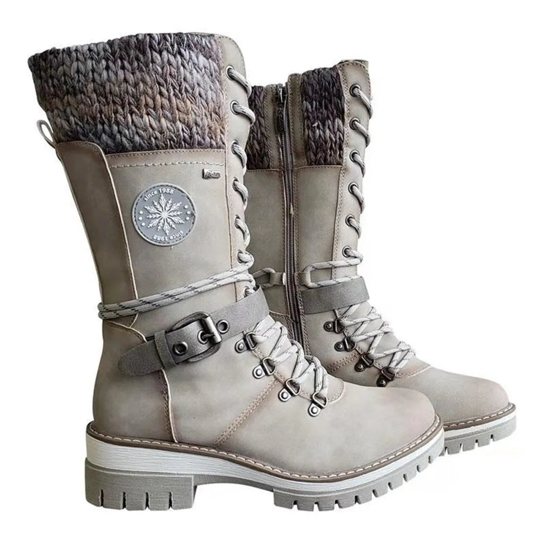 Damen Winterstiefel beige, gefüttert, mit Strickbund und Schnürung. Robuste Sohle, ideal für kalte Tage. Modisch und funktional.