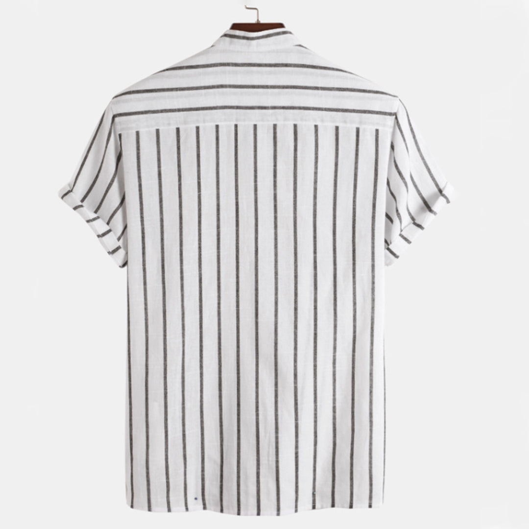 Gestreiftes weißes Hemd aus Baumwolle, kurzärmelig, klassisches Design, ideal für Herrenmode, Sommeroutfits, lässiger Stil, bequem und stilvoll.
