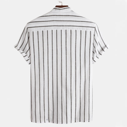 Gestreiftes weißes Hemd aus Baumwolle, kurzärmelig, klassisches Design, ideal für Herrenmode, Sommeroutfits, lässiger Stil, bequem und stilvoll.
