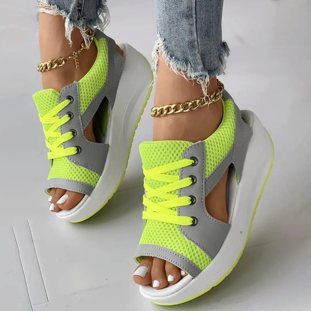 Damen-Sneaker-Sandalen in Neongelb und Grau mit Keilabsatz, Mesh-Obermaterial und goldener Knöchelkette. Modische Sommerschuhe für Frauen.